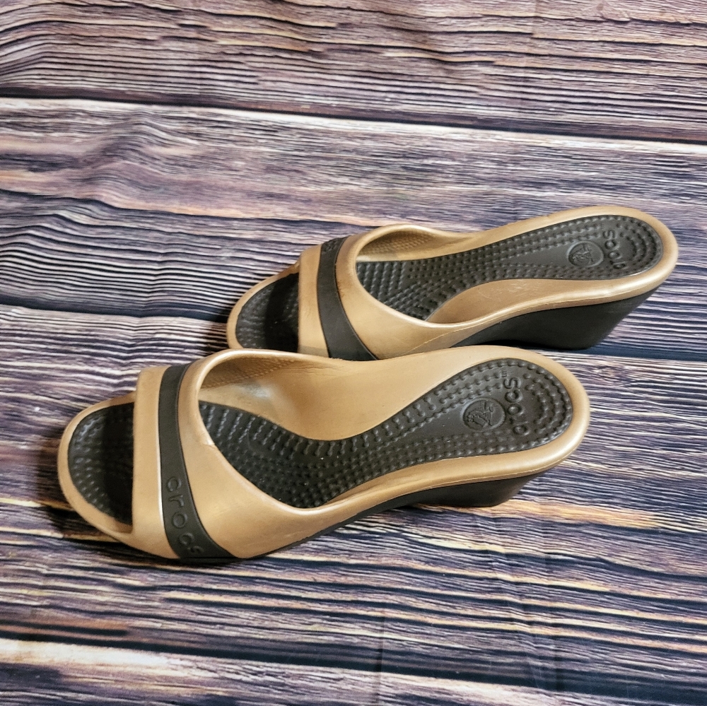 Womens Crocs Sassari Gold/Brown Slip On Wedge Heels Comfortable Sz 9